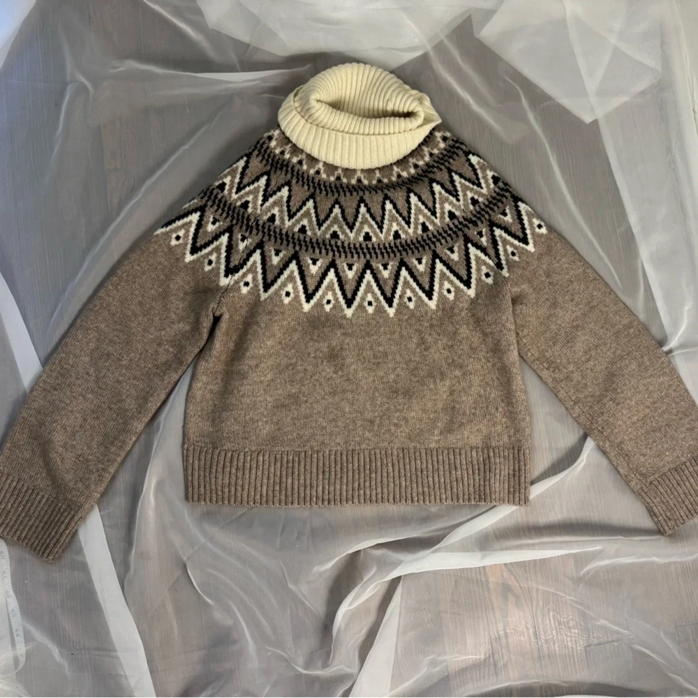 H&M Brown and Cream Turtleneck Sweater - Picture 1 of 3
